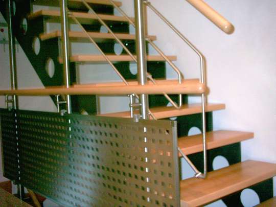 Innen - Treppengeländer aus Edelstahl  mit Holzhandlauf