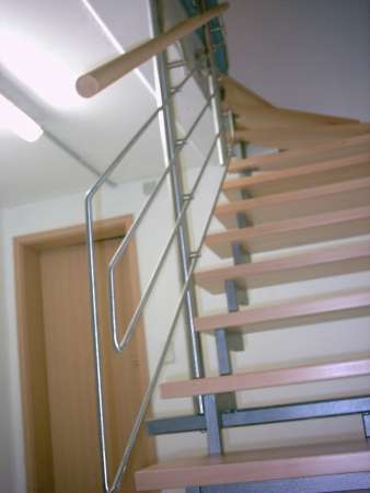 Innen - Treppengeländer aus Edelstahl  mit Holzhandlauf