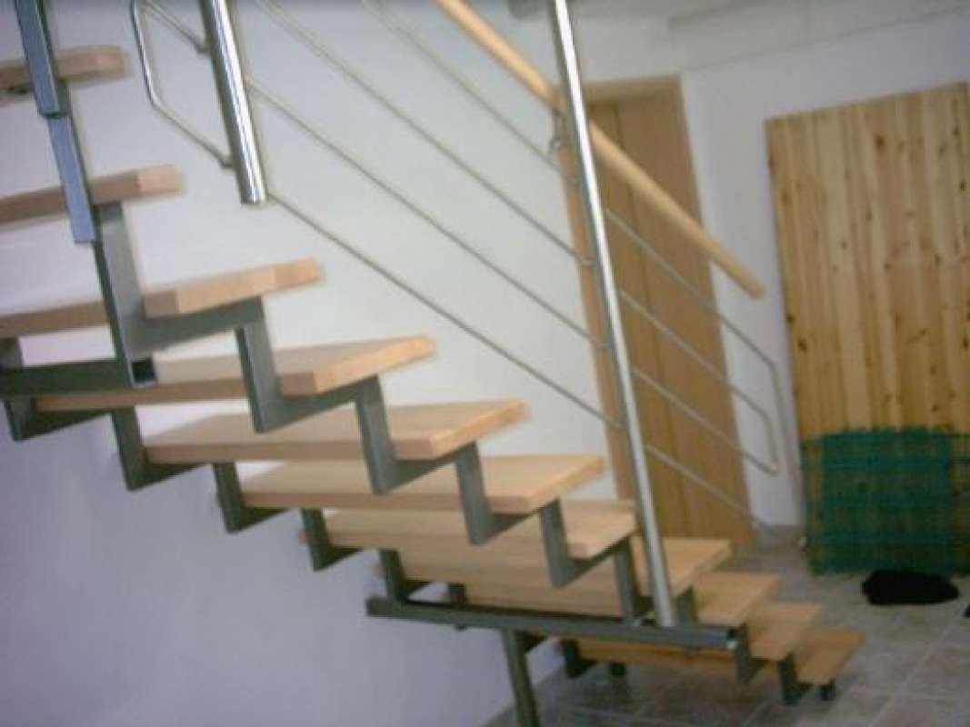 teilweise oder ganz gewendelte Treppen fertigen wir auf Maß.