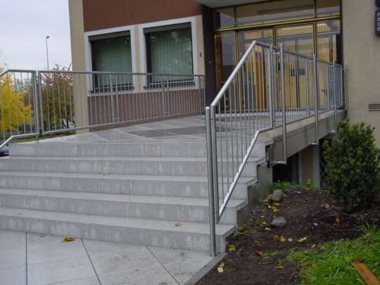 Stahlgeländer mit senkrechten Füllstäben