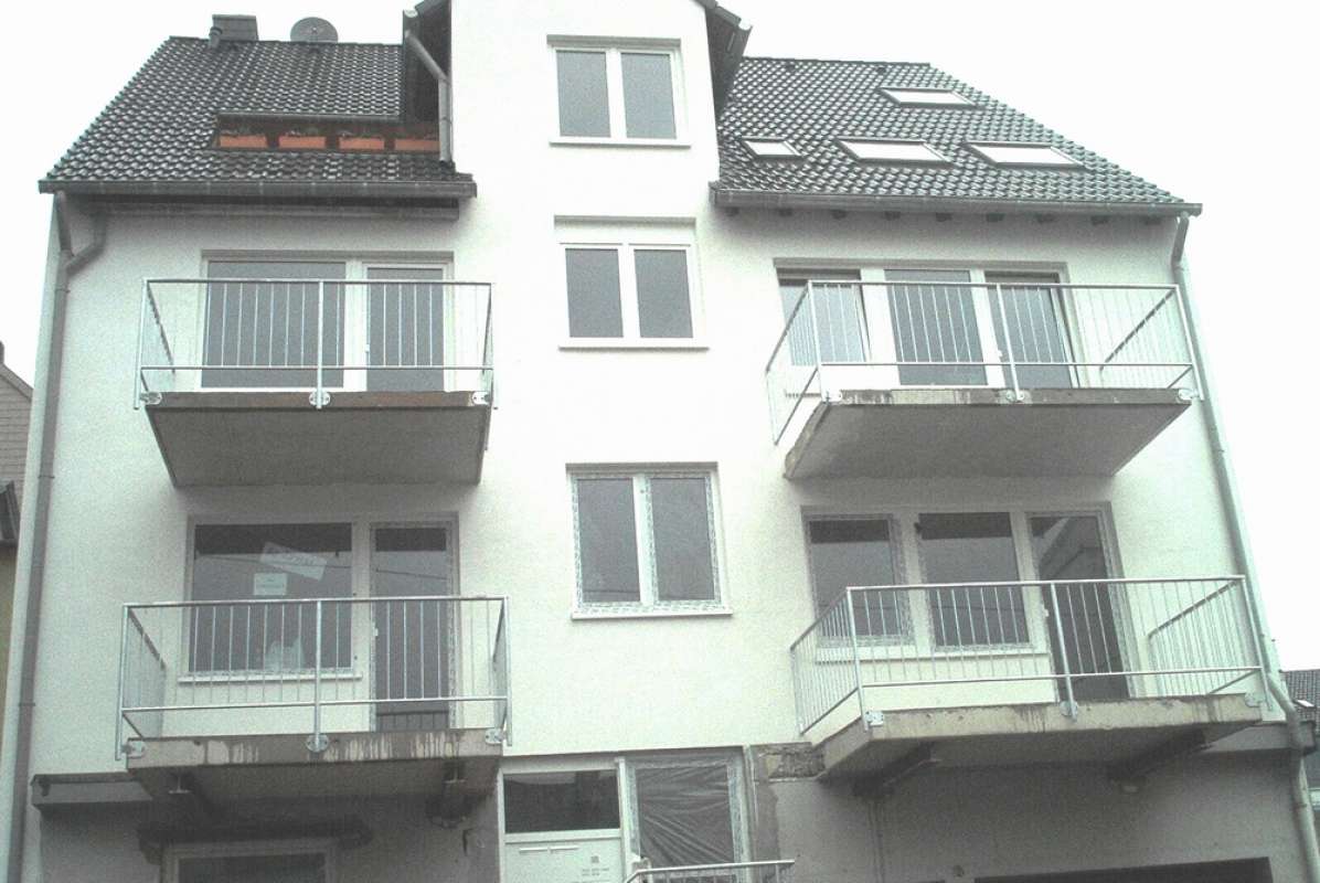 Stahlgeländer mit senkrechten Füllstäben