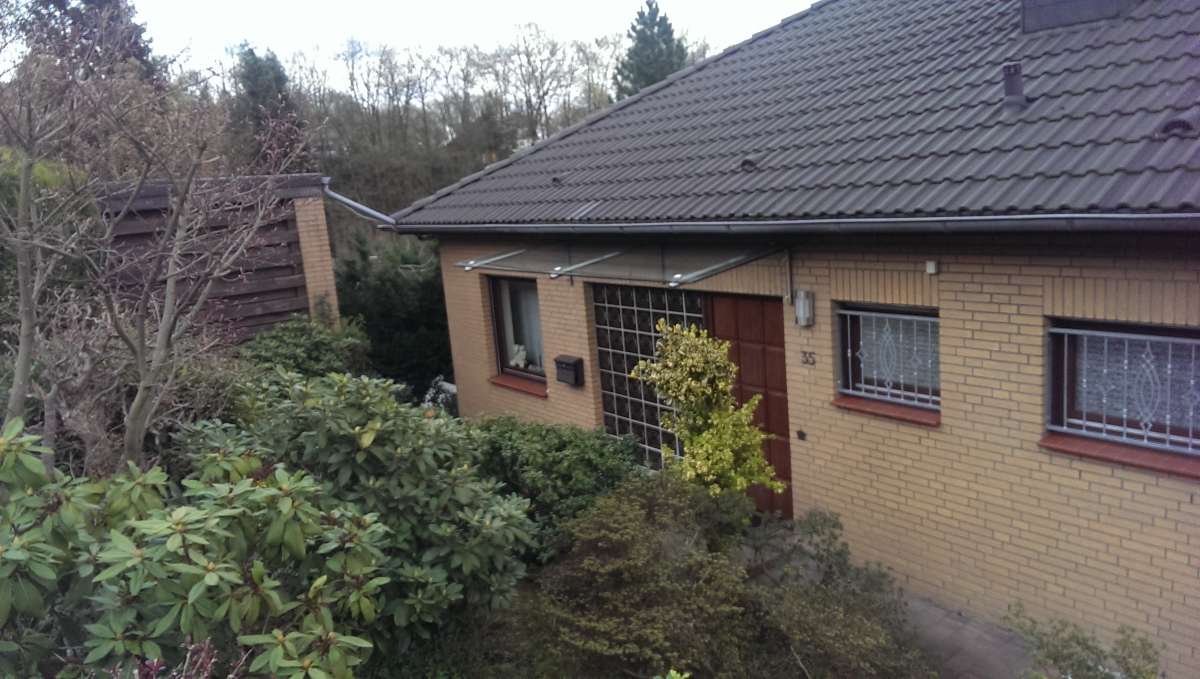 Edelstahlvordach auf gebogenen Trägern